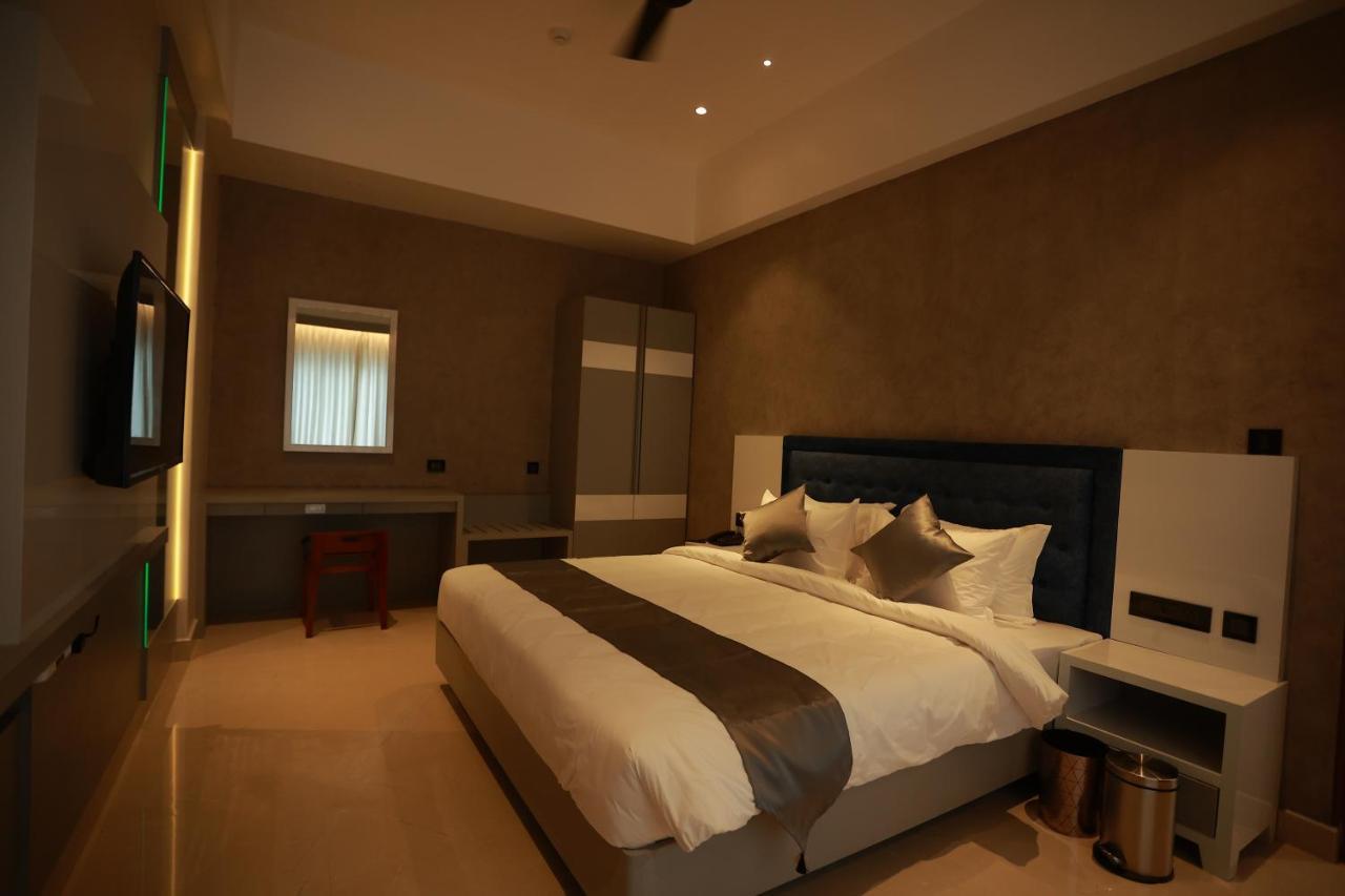 The Gold Hotel Palakkad Ngoại thất bức ảnh